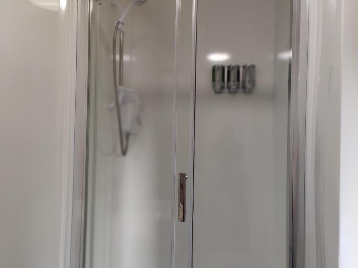 Double Ensuite Rooms Swansea Exterior photo