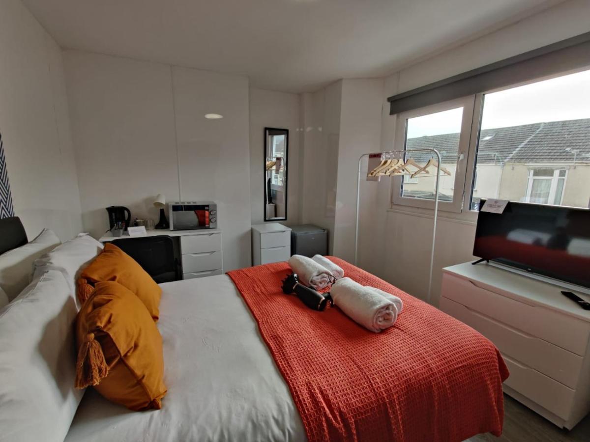 Double Ensuite Rooms Swansea Exterior photo